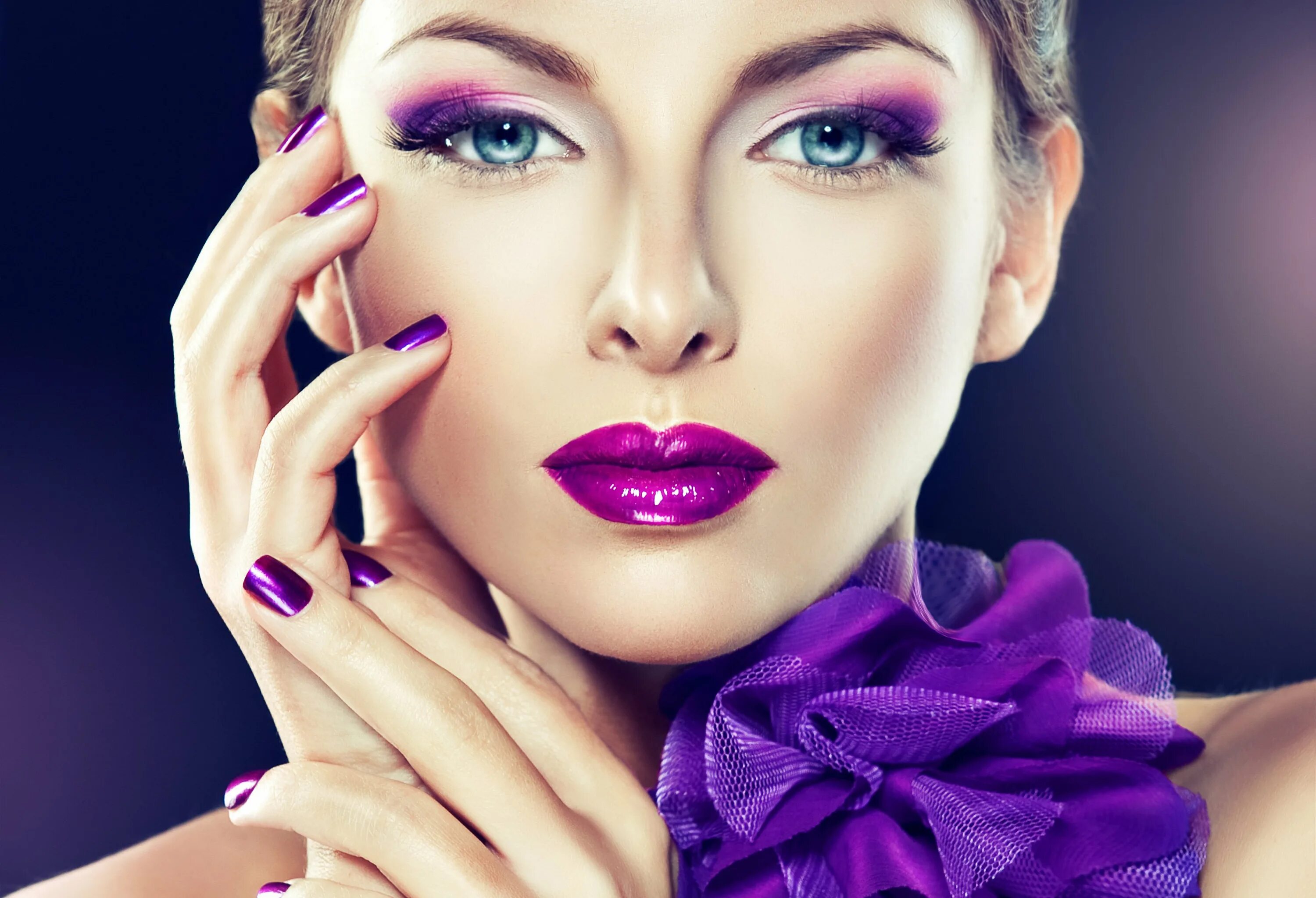 маникюр визажист. макияж и маникюр. девушка с красивым маникюром. макияж. девушка с красивым макияжем.