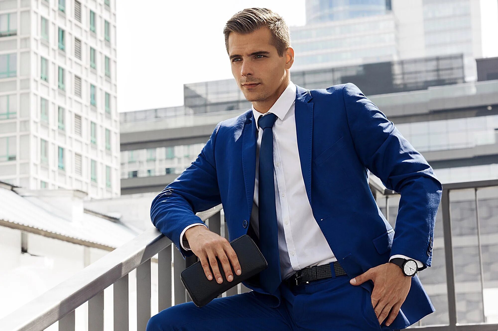 Модель и бизнесмен. Мужская и женская одежда. Красивый бизнесмен. Элегантный мужчина. Мужчина бизнесмен.