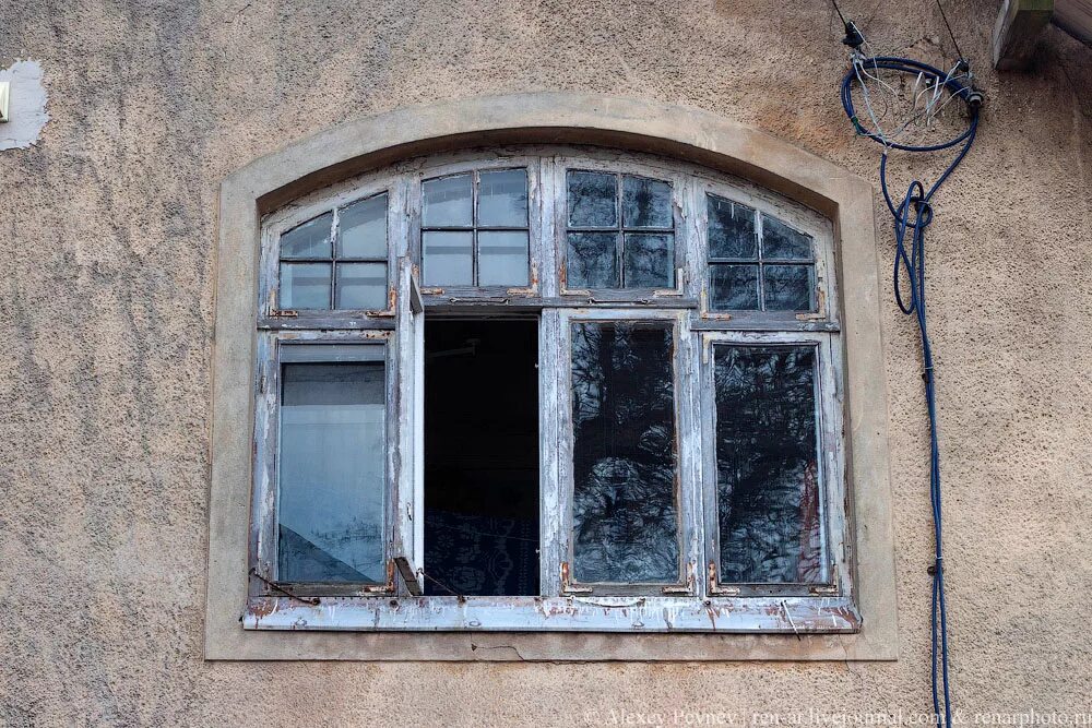 Старинные окна. Окна в старых домах. Окна старинных зданий. Окно вид с улицы.
