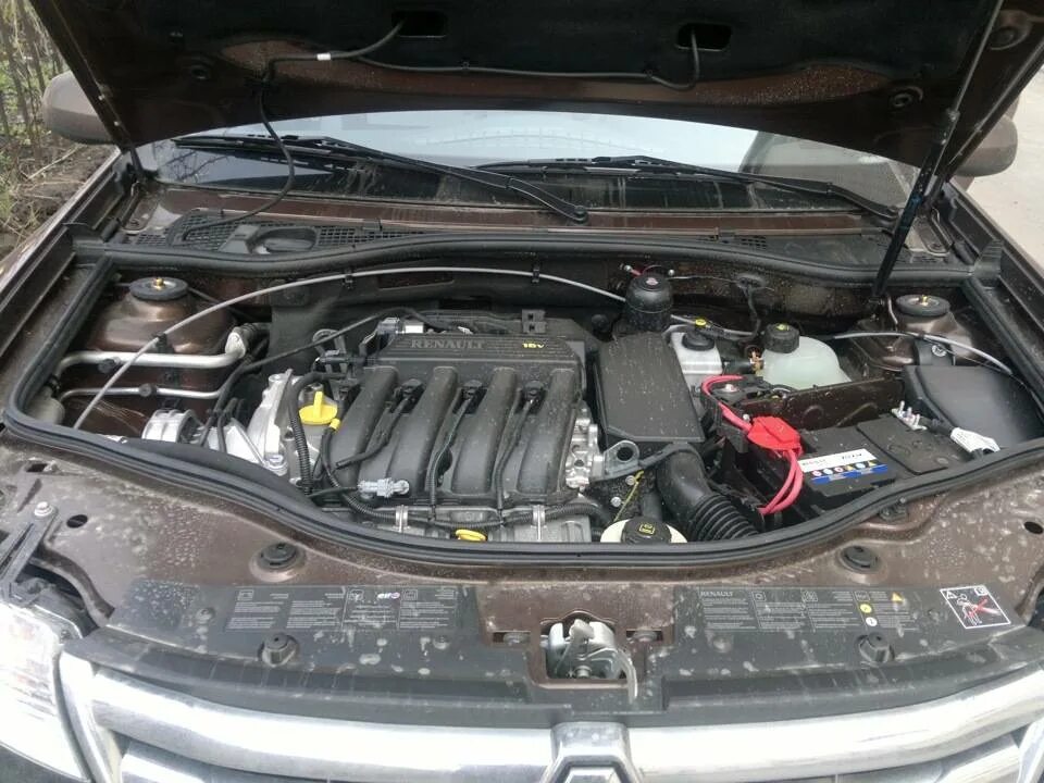 Уплотнитель капота дастер. Рено дастер 2 под капотом. renault duster 1.6 под капотом. уплотнитель капота рено дастер. рено дастер 2012 под капотом.