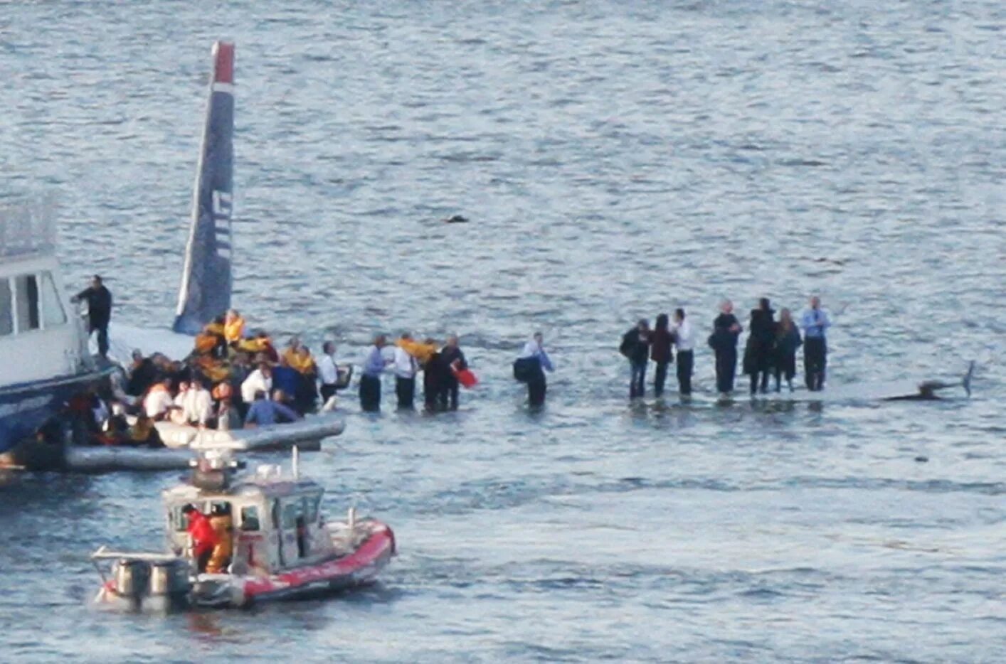 Самолет падает в воду. 15 Января 2009 авиакатастрофа Гудзон. Авиакатастрофа на Гудзоне 2009. Рейс 1549 посадка на Гудзон. Самолёт на Гудзоне 2009.