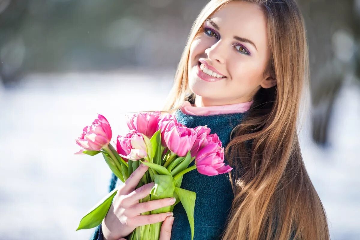 Женщина с букетом тюльпанов. Весенняя девушка. Девушка с весенними цветами. Девушка с тюльпанами. Фотосессия с тюльпанами.