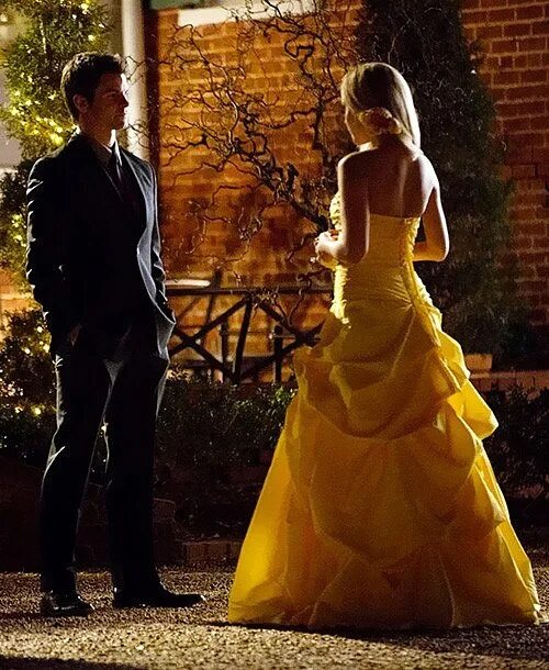 Кэролайн дневники вампира. Дневники вампиров 4 19. Дневники вампиров 4 19. Кэролайн форбс вампир. Дневники вампира выпускной бал.