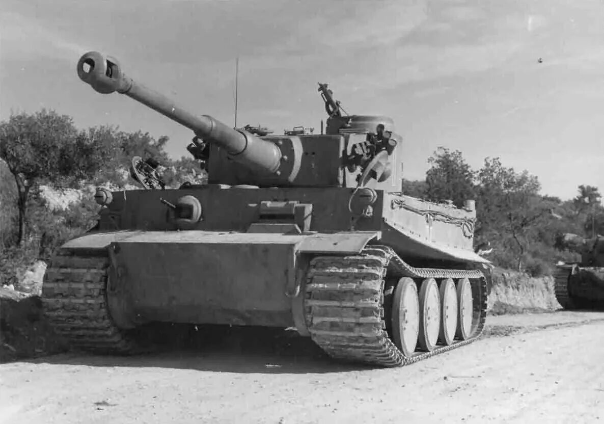 Танк тигр времен великой отечественной войны. Танк Tiger 1. Танк тигр Ausf h1. PZKPFW vi Ausf.h1 "тигр". Panzerkampfwagen vi Ausf.h — e, «тигр».