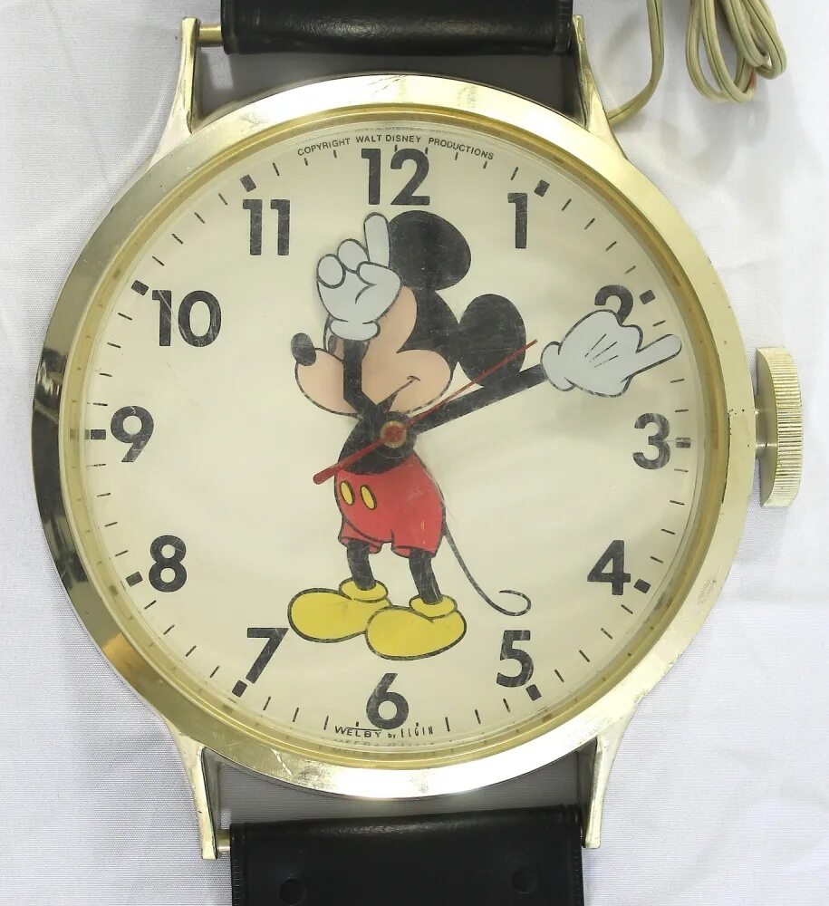 Час диснея. Часы Disney Mickey Mouse. Часы с Микки Маусом 1933 года. Часы Дисней с Микки. Часы Walt Disney.