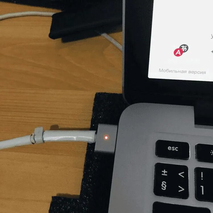 Макбук не заряжается аккумулятор. Адаптер питания macbook pro 2025. не заряжается макбук. сгорела зарядка макбука. макбук заряжается но включается.
