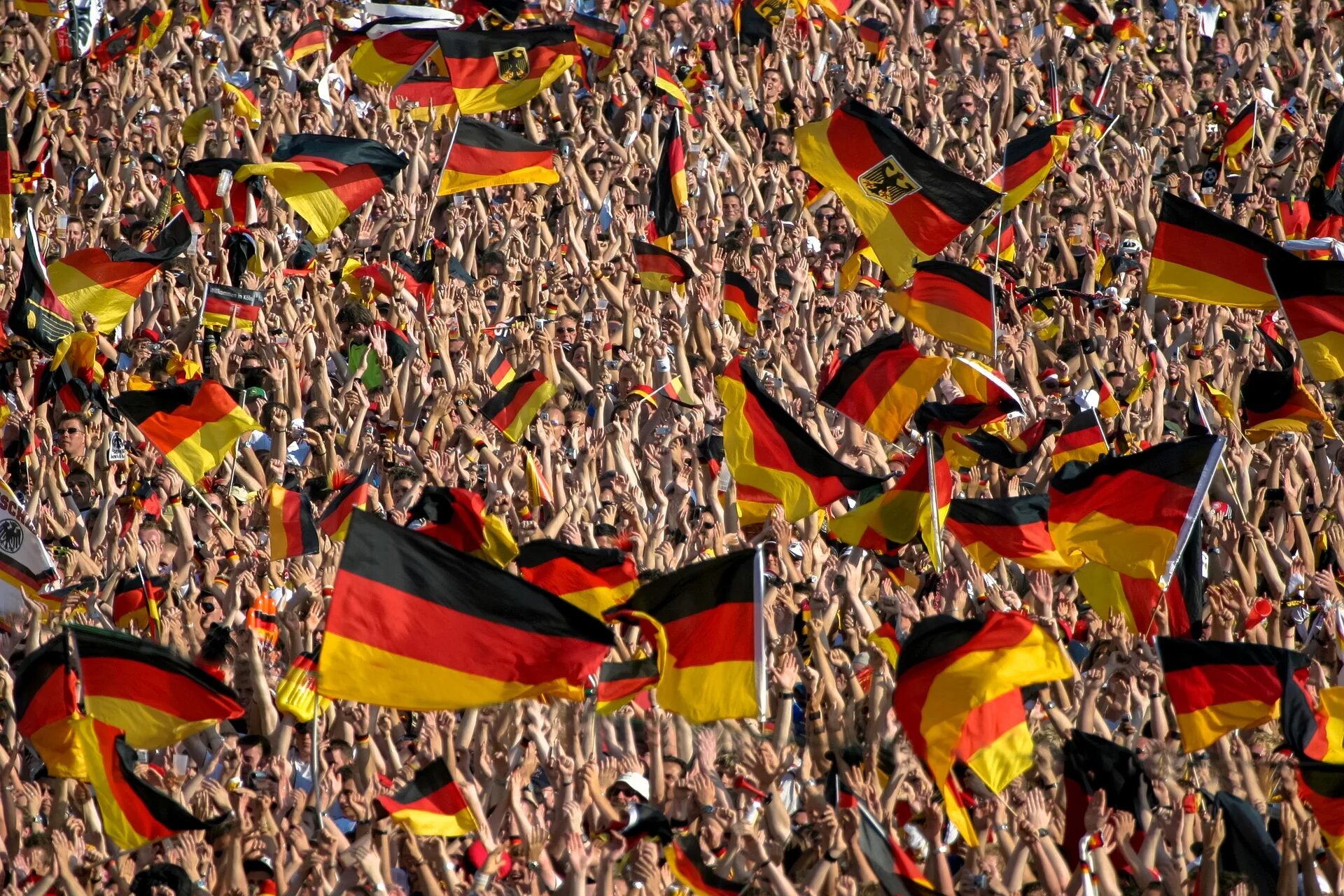 Какой народ в германии. Толпа с флагами. Жители Германии. Народы Германии. Население Германии.