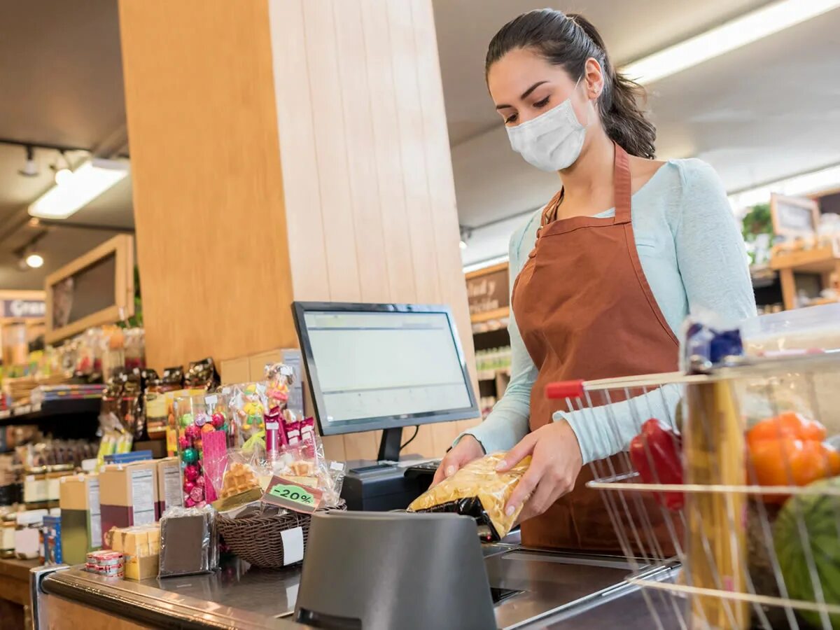 Продавец кассир. Кассир на кассе. Продавец Эстетика продуктового магазина. Касса в магазине с продавцом. Услуги кассира