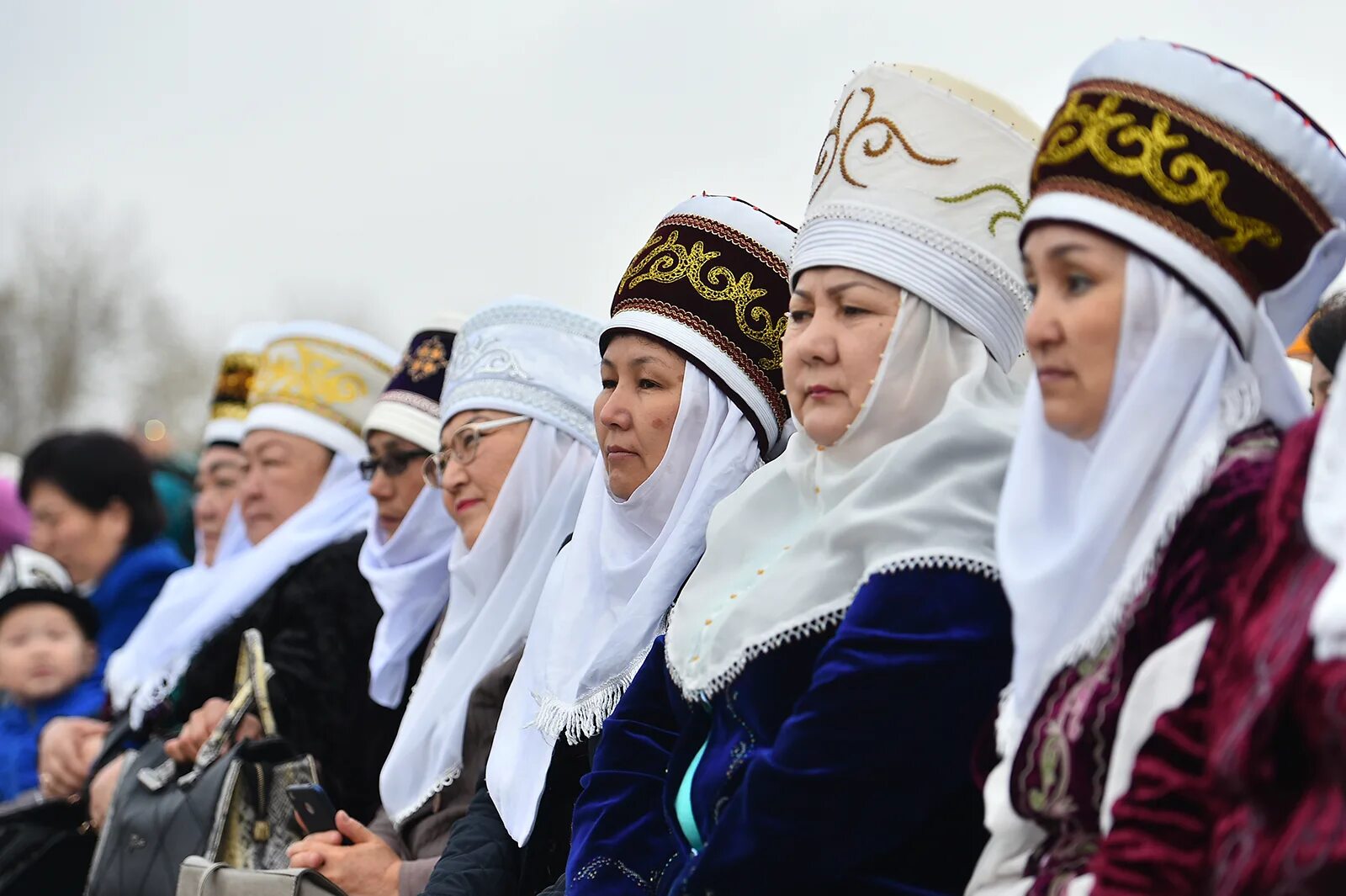 Праздники киргизов. Традиции Кыргызстана Нооруз. Нооруз в Кыргызстане сумолок. Кыргызы или киргизы.