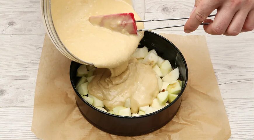 Нарезанные яблоки для шарлотки. Тесто для шарлотки. Течто для Шарло. Как нарезать яблоки для шарлотки.