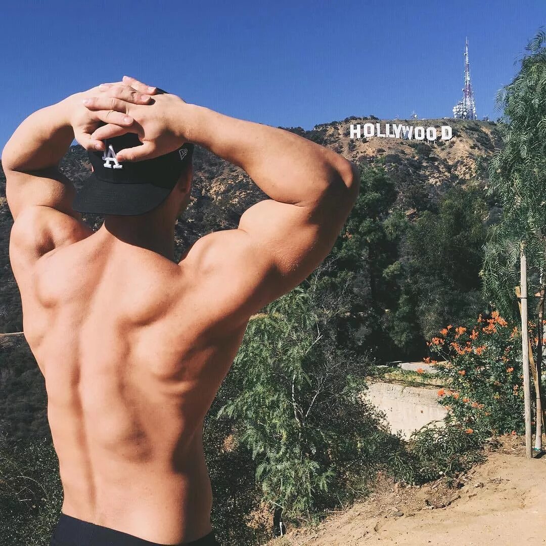 Олег спина. Накаченная спина мужская. Подтягивается в зале. Мужская спина. Oleg spinu.