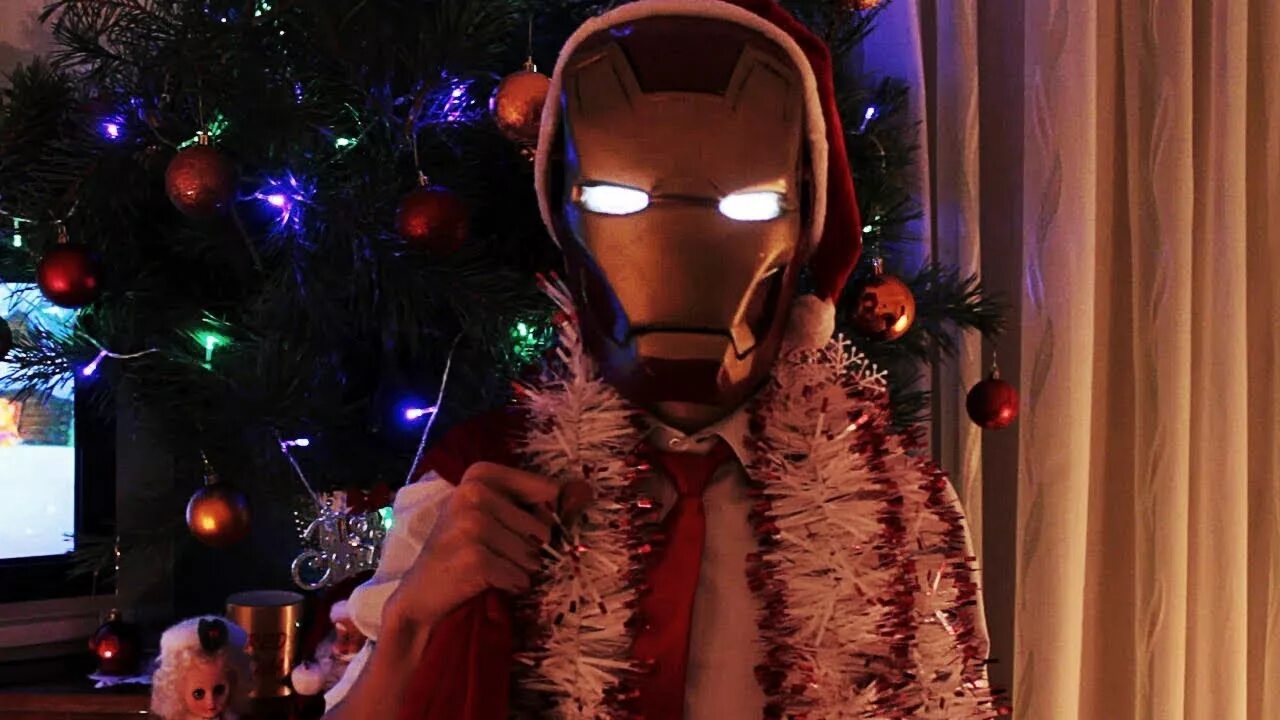 Новогодний железный человек. Новогодний железный человек. Новогодний железный человек. Железный человек новый год арт. Рождественский железный человек.