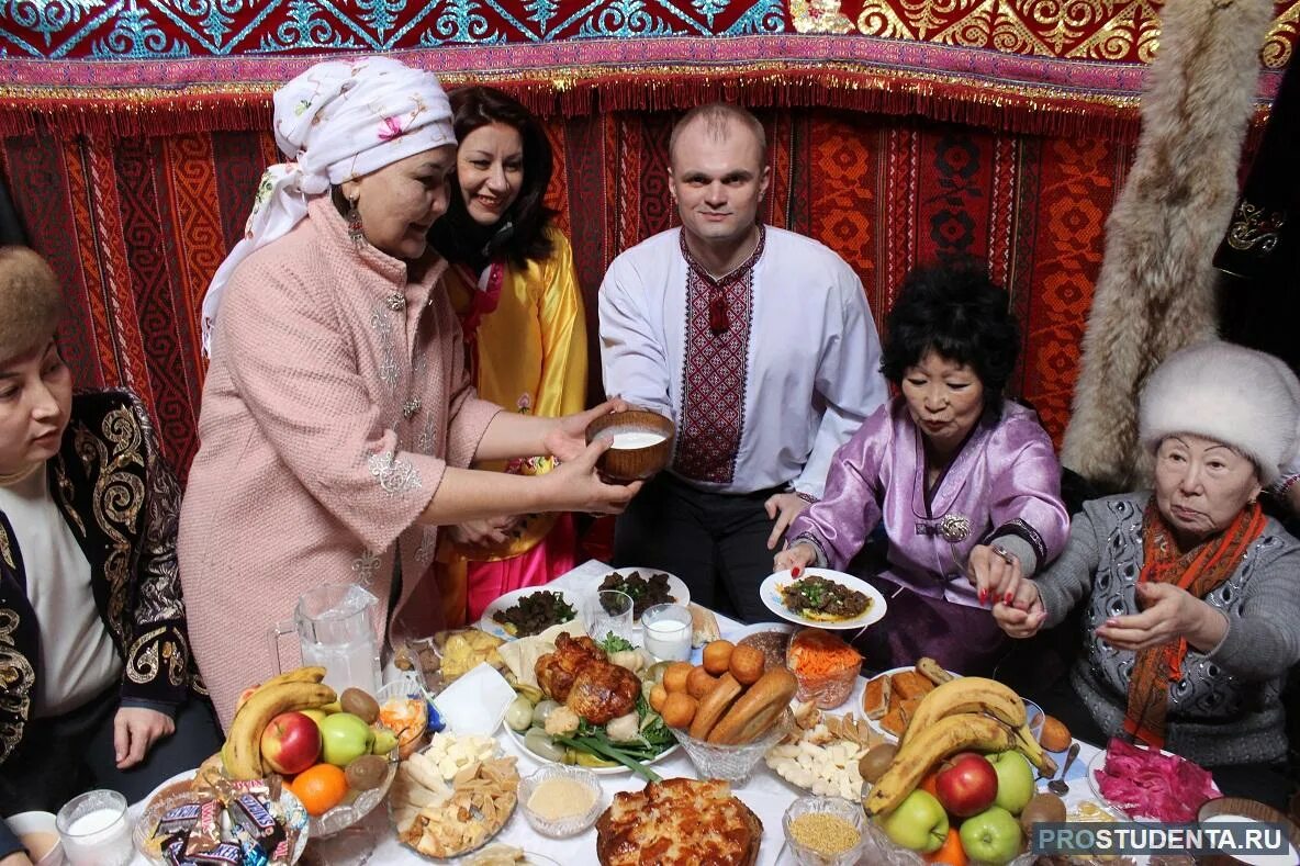 Kazakh traditions. Казахское гостеприимство. Казахские традиции гостеприимства. Традиционное застолье в Казахстане. Традиции гостеприимства у казахов.