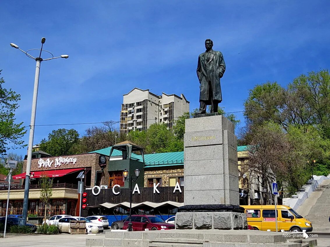 Памятник Максиму Горькому в Ростове-на-Дону. Памятник Горькому в Ростове на Дону. Памятник Горькому на набережной Ростова на Дону. Памятники на набережной в Ростове на Дону.