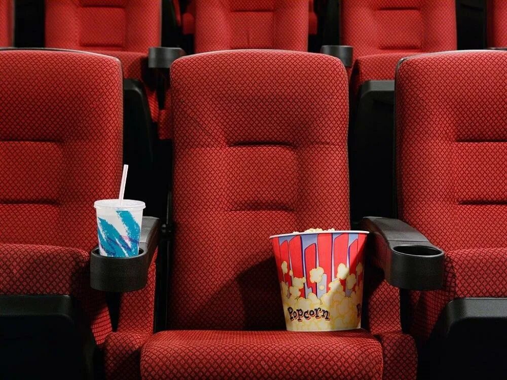Кресло кинотеатра с попкорном. Попкорн в кинотеатре. Кресло для кинозала. Кинотеатр. Сиденья в кинотеатре