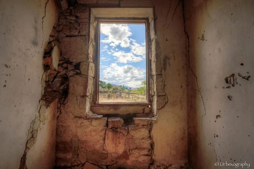 Разрушенное окно. Окно в заброшенном здании. Заброшенное окно. Окно в заброшенном доме. Старая стена с окном.
