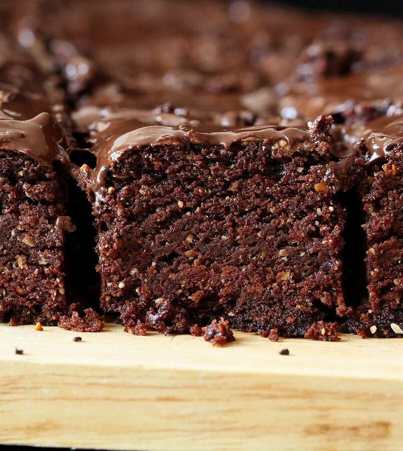 Пирог брауни рецепт. Торт Брауни шоколадный. Шоколадный бисквит Брауни. Брауни с коржом. Шоколадные Брауни Веганский.