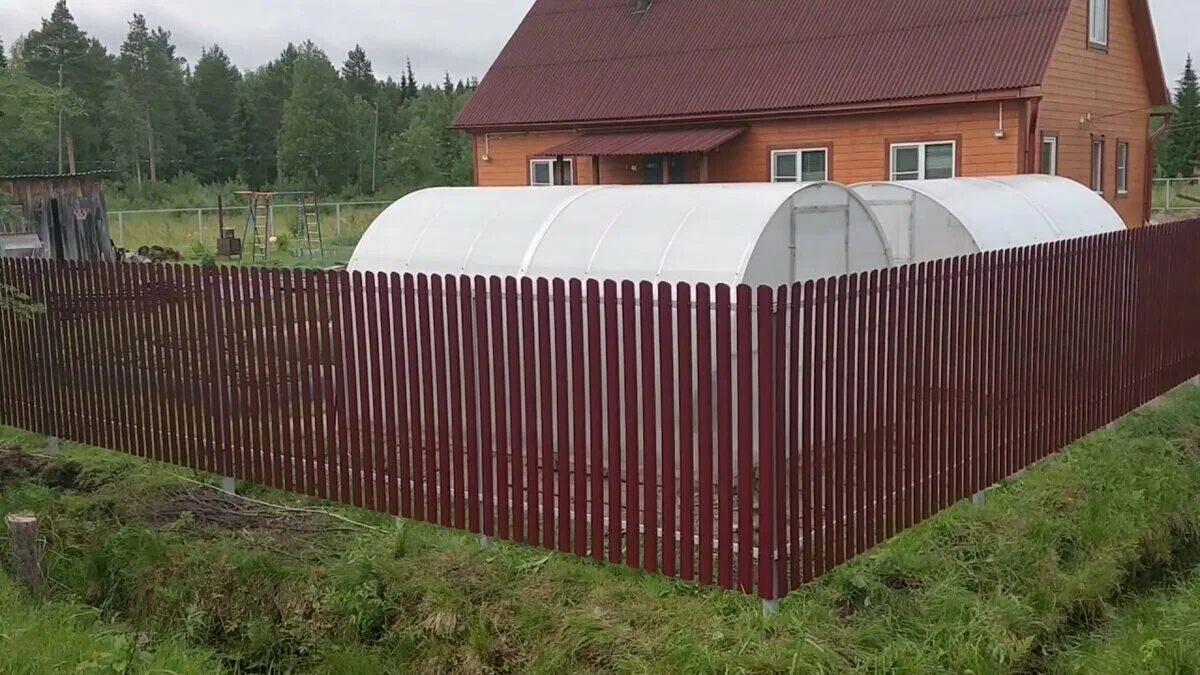 Заборы в мытищинском районе. Штакетник забор СНТ. СНТ Лайское Северодвинск. Забор между участками. Забор на участке в СНТ.