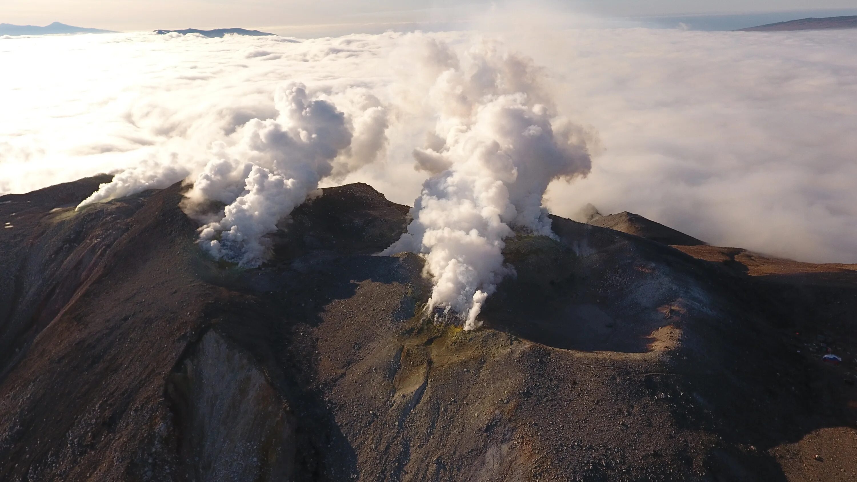вулканический газ. вулкан газ. газовое извержение вулкана. вулкан газ. вулкан газ.