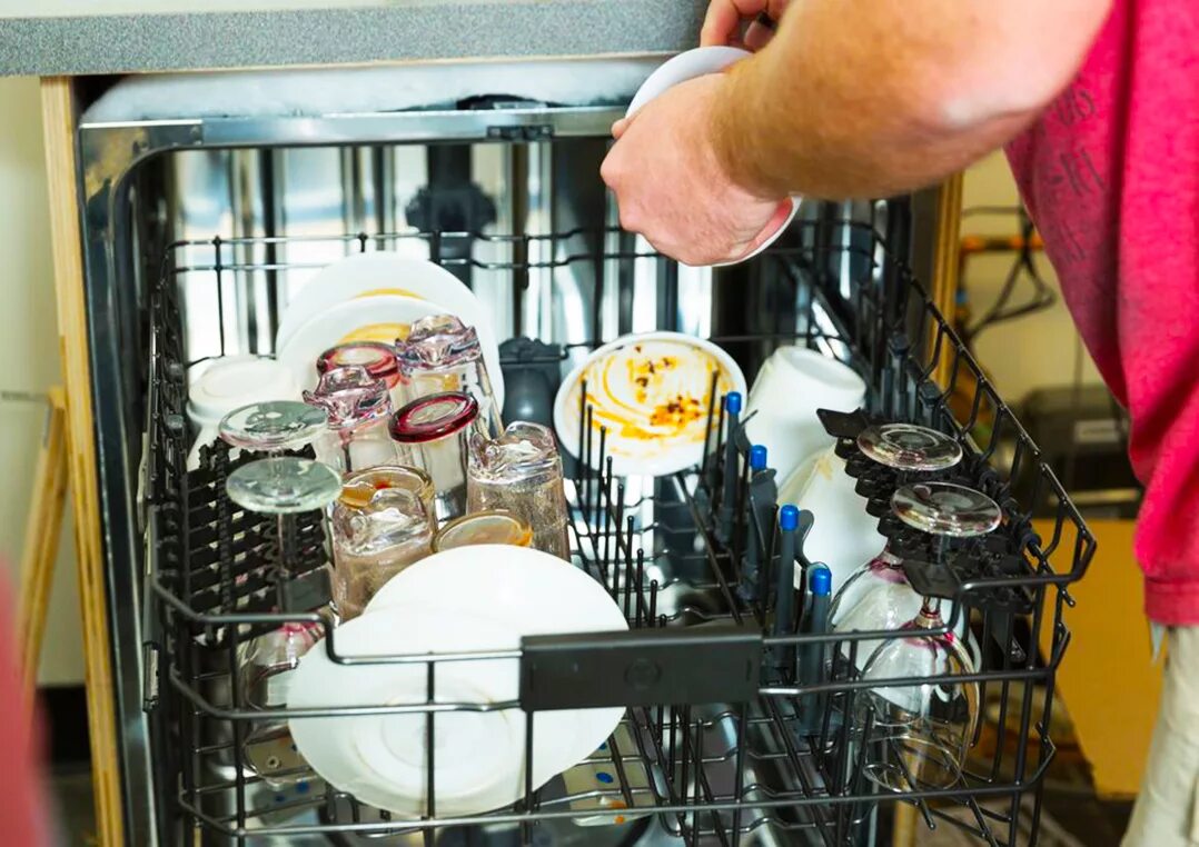 Для посудомоечных машин. Посудомойка с грязной посудой. Грязная посуда в посудомоечной машине. Посуда в посудомойке.