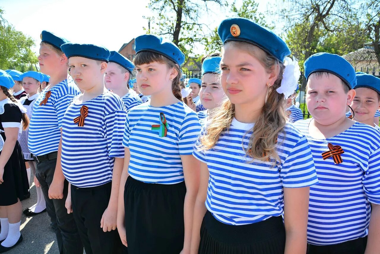 Песня для маршировки на конкурс. Морская форма для девочек. Форма десантника для девочки. Форма ВДВ для детей. ВДВ школьники.