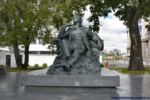 Памятники на бульваре