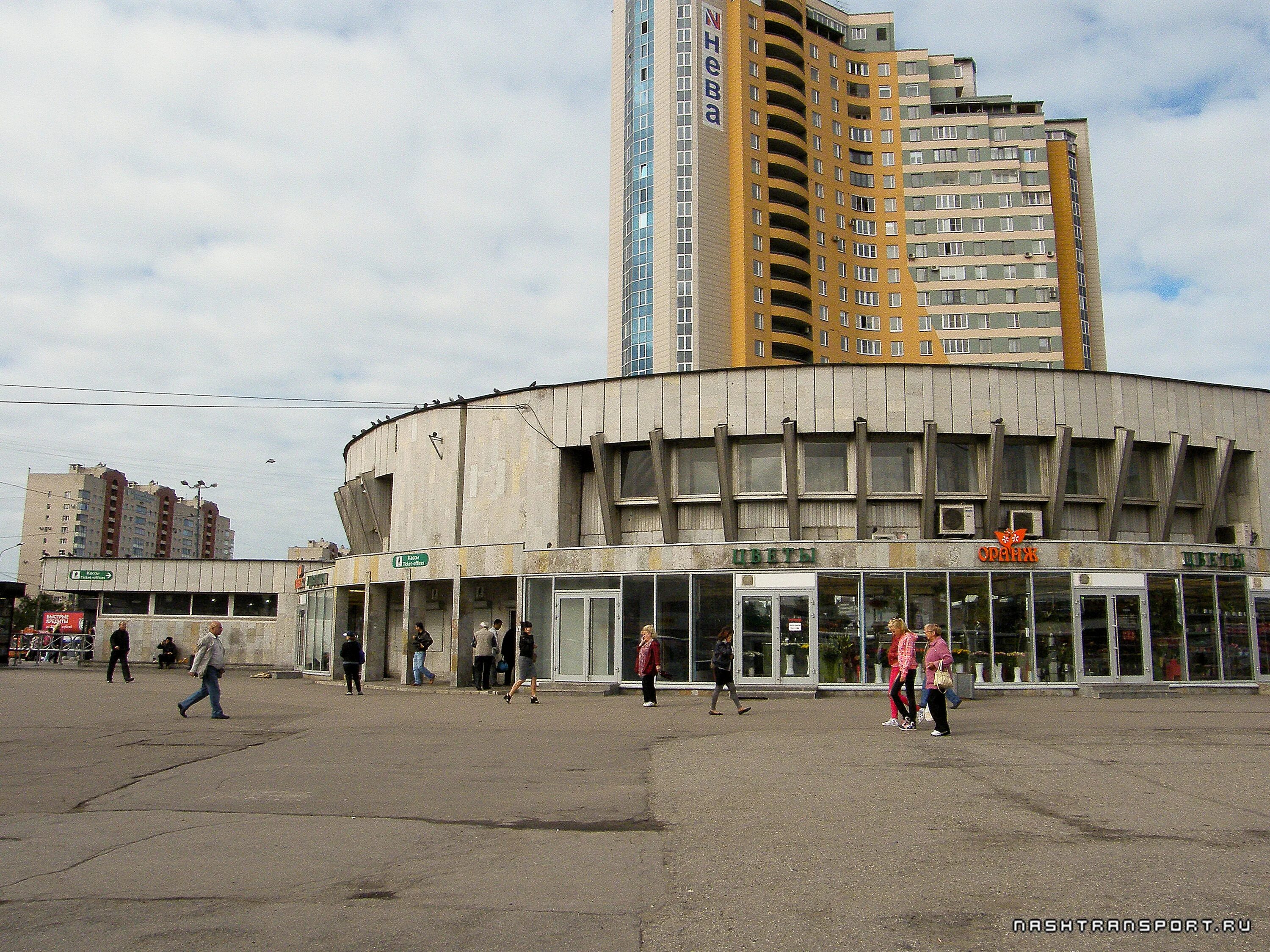 Проспект большевиков спб. Метро проспект Большевиков Санкт-Петербург. Станция метро проспект Большевиков. Станция метро проспект Большевиков СПБ. Метро проспект Большевиков вестибюль.