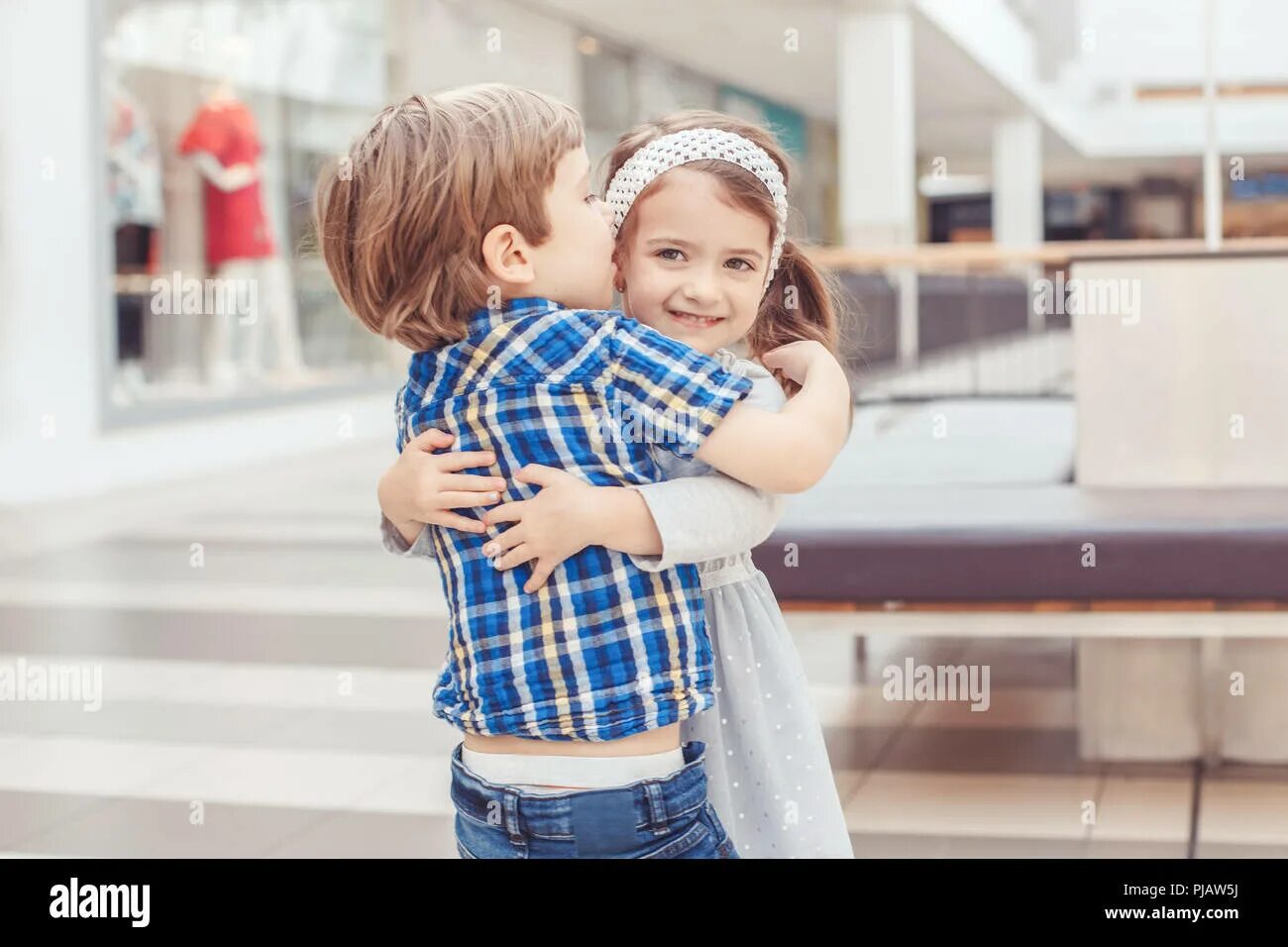 Младенцы обнимаются Сток. Портрет двое детей мальчик и девочка фото. Модель объятия детские. Изображены 2 ребенка которые обнимают друг друга картинка.
