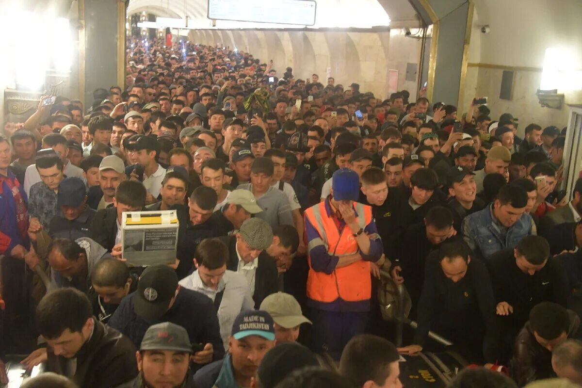 Что происходит с мигрантами. Массовая драка мигрантов. Мигранты в москве. Трудовые мигранты. Беженцы сток.