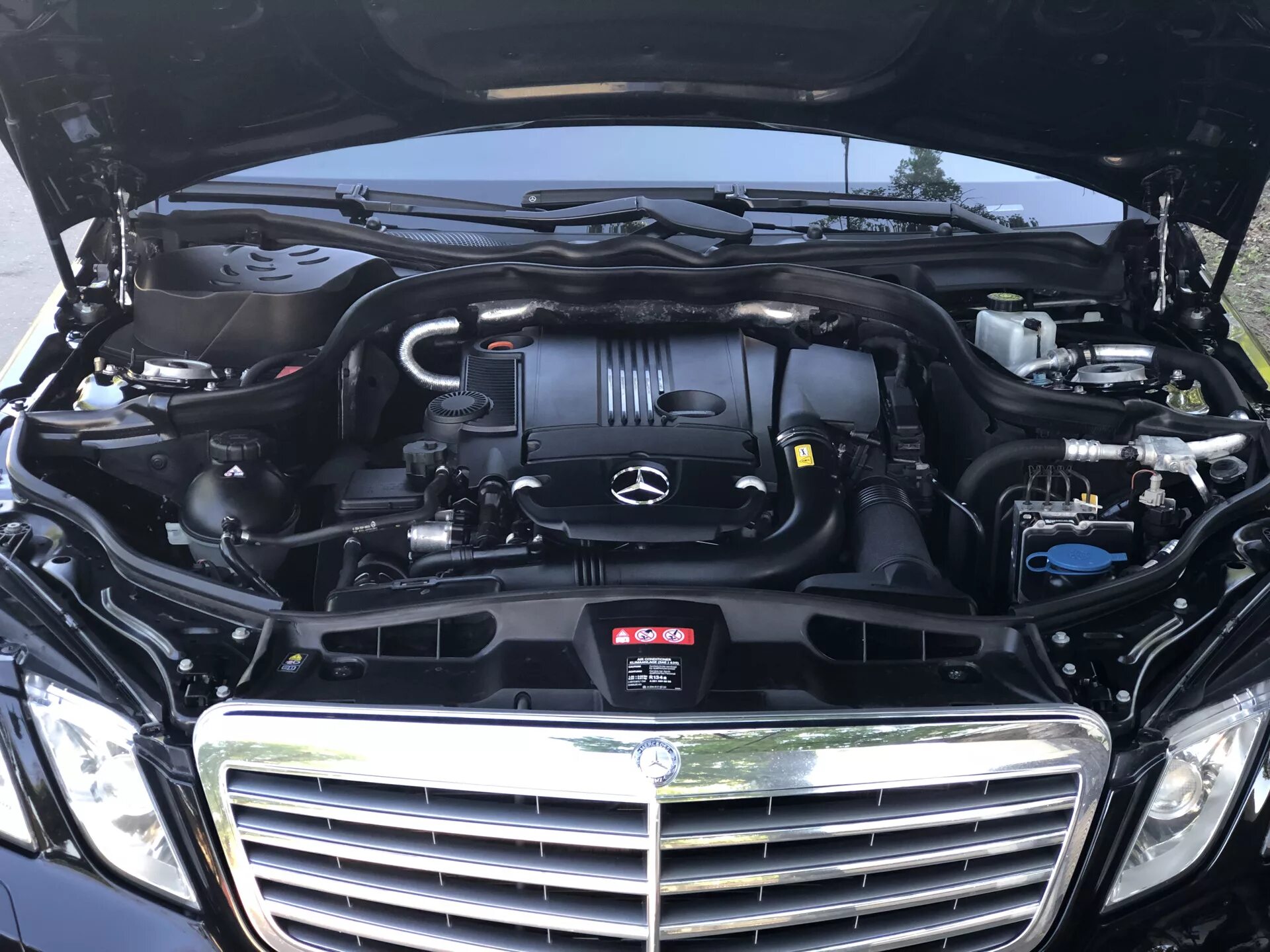 Капот мерседес е200. Подкапотное пространство mercedes w212. мерседес 212 моторный отсек. мерседес е200 под капотом. подкапртное пространство мерседес е 200w 212.