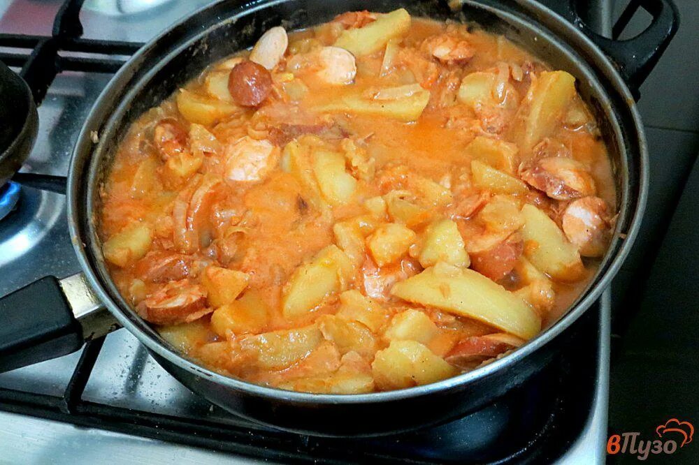 Приготовить тушеную картошку в кастрюле