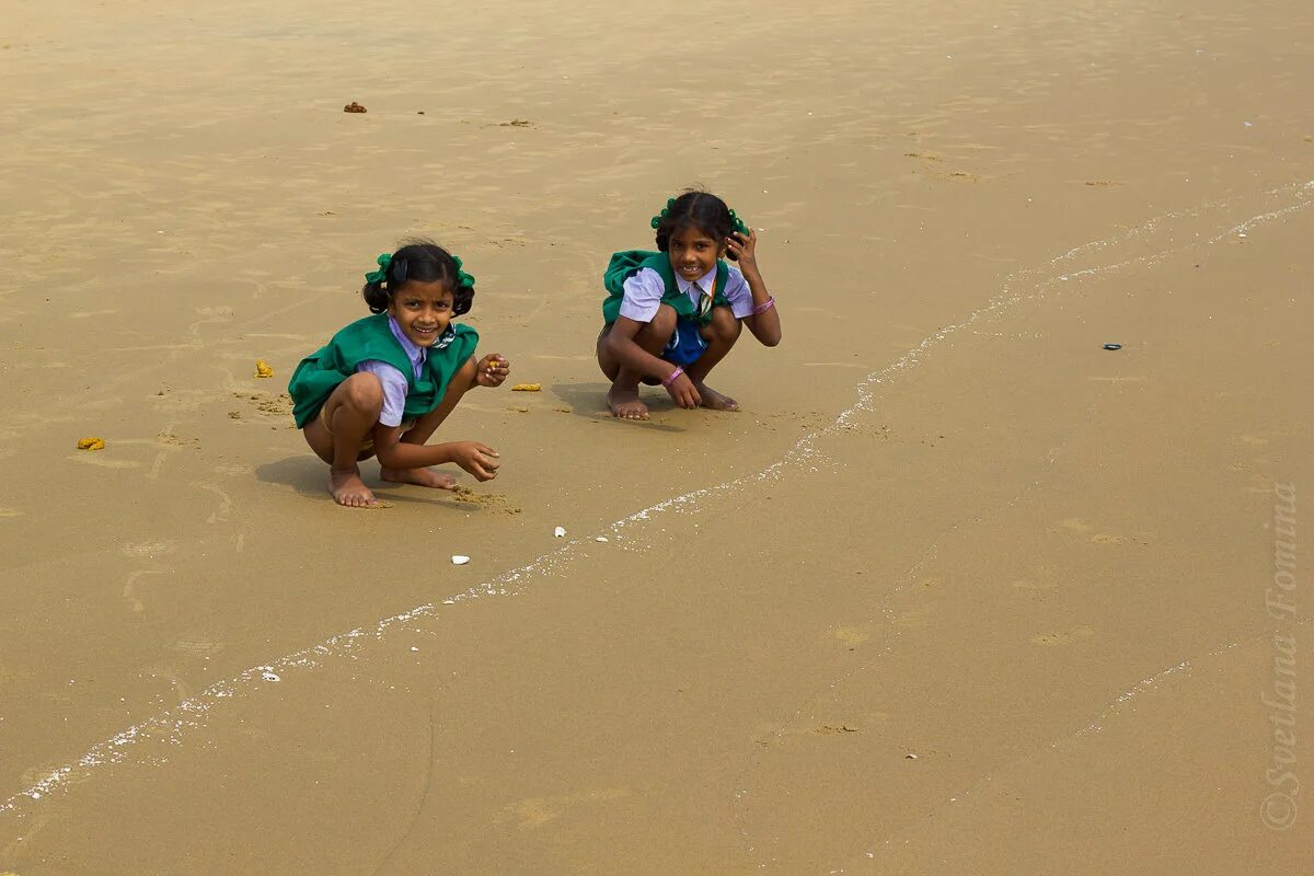 Филиппинские детишки. Индийские дети бездомные. Индия для дошкольников. Сьерра леоне трущобы. Индийские дети на рельсах.