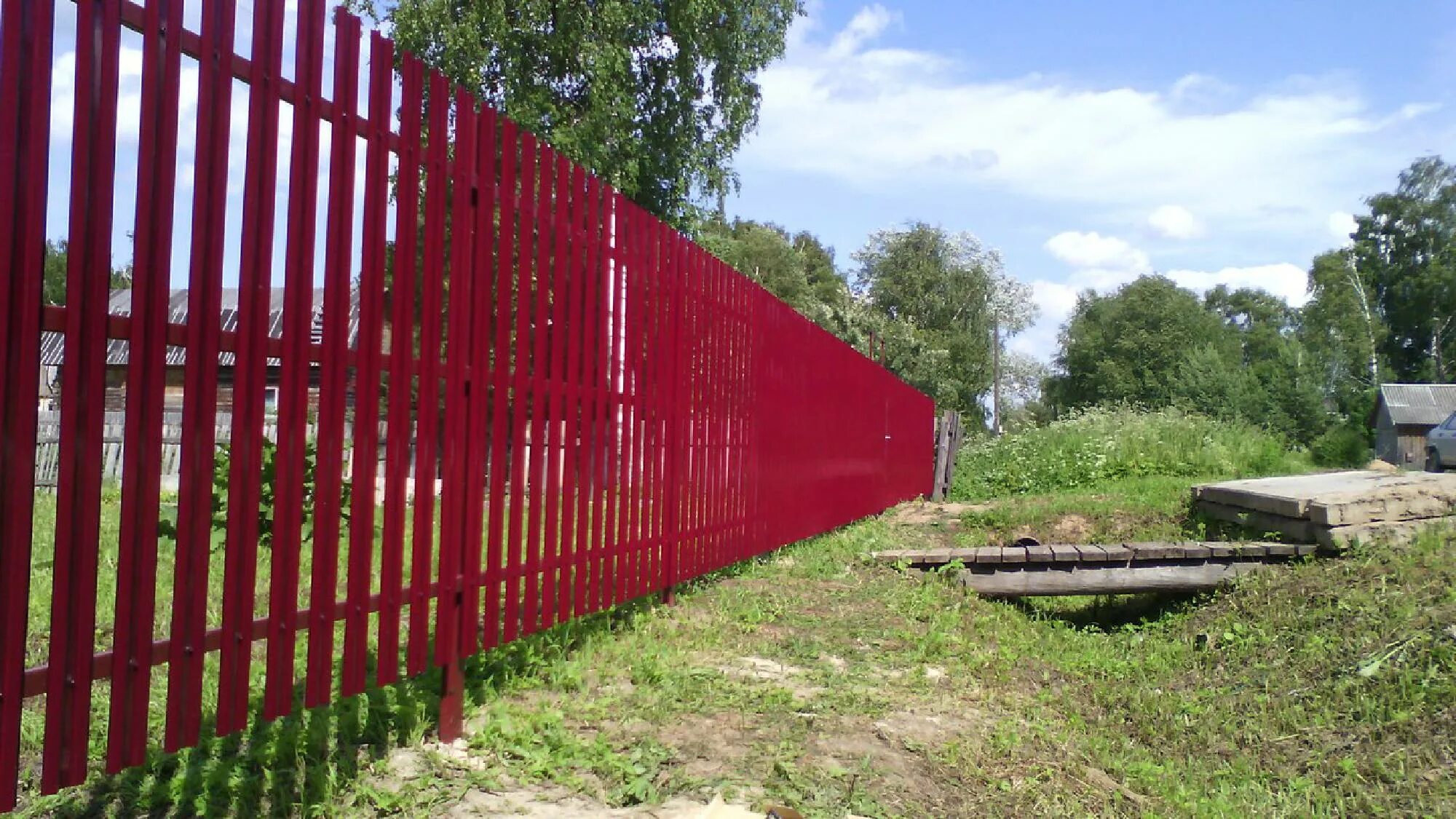 забор из деревянных ламелей. 3д забор из профлиста. строим заборы под ключ. заборы для дачи в спб и ленобласти. надежный забор.