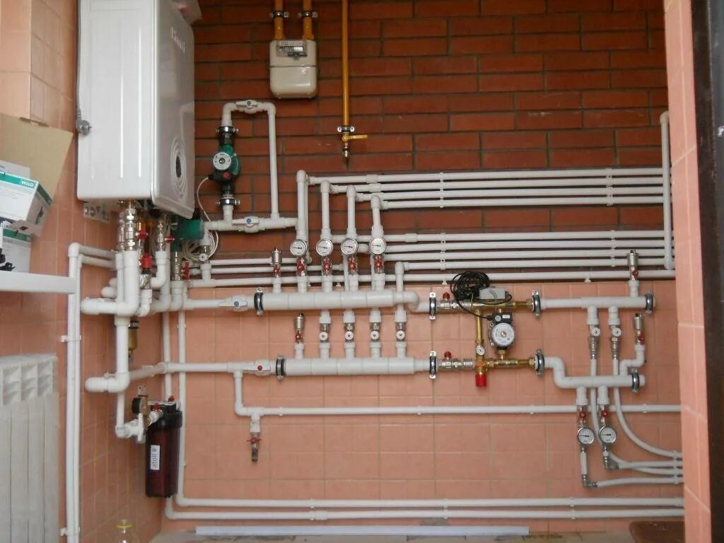 Коллекторная система водоснабжения полипропилен. Отопление в частном доме. Система отопления. Монтаж отопления в частном доме.