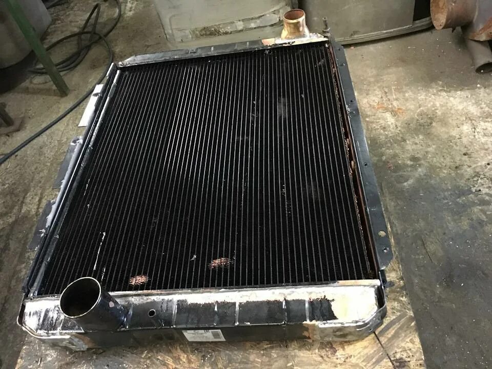 Починка радиатора. Сварка радиатора охлаждения. Ремонтная радиаторов охлаждения юникс. Пайка радиатора газ 3307. Сварка интеркулера.