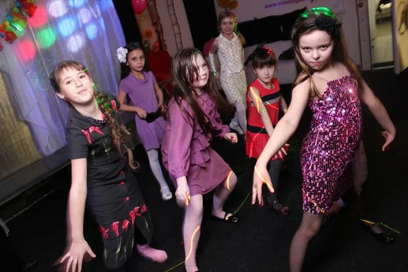 Ночной клуб девушки. Красивые девушки в клубе. Куда можно сходить на дискотеку. Новогодняя детскотека. Танцы дискотека.