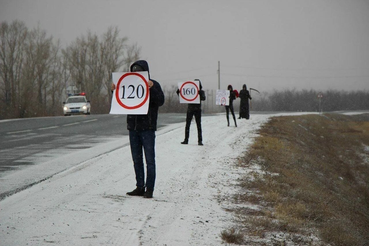 Лихачи на дорогах. Социальная реклама превышение скорости. Прикол ограничение скорости. Превышение скорости плакат.