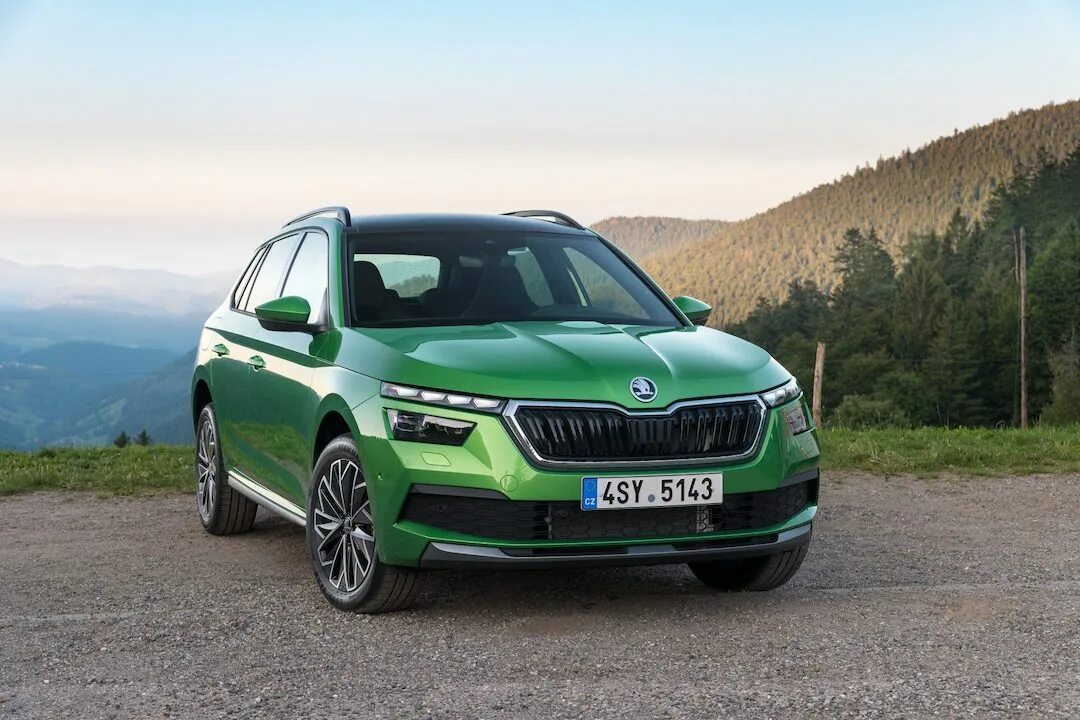 Шкода. Skoda Karoq зеленый. Skoda Karoq 2023. Шкода корок зеленая. Škoda Kamiq зеленый металлик Emerald Green.