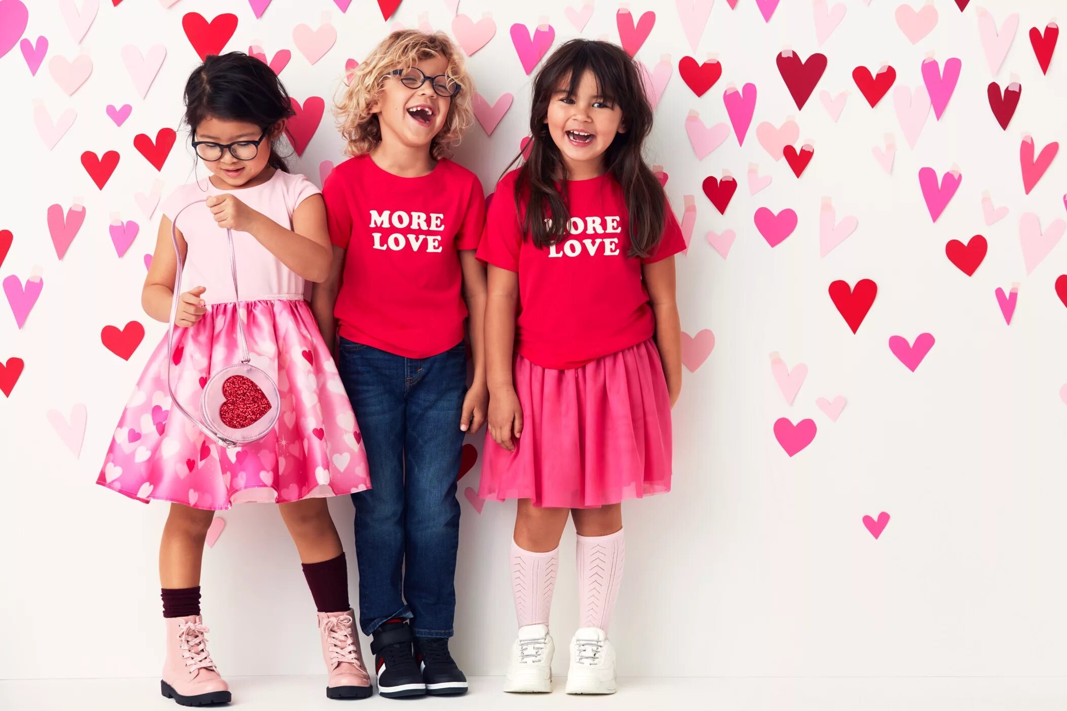 Современная сезонная одежда. Мужчина примеряет одежду. Премиум вещи. Идеи для макер блокс t-shirt. Toolor одежда.