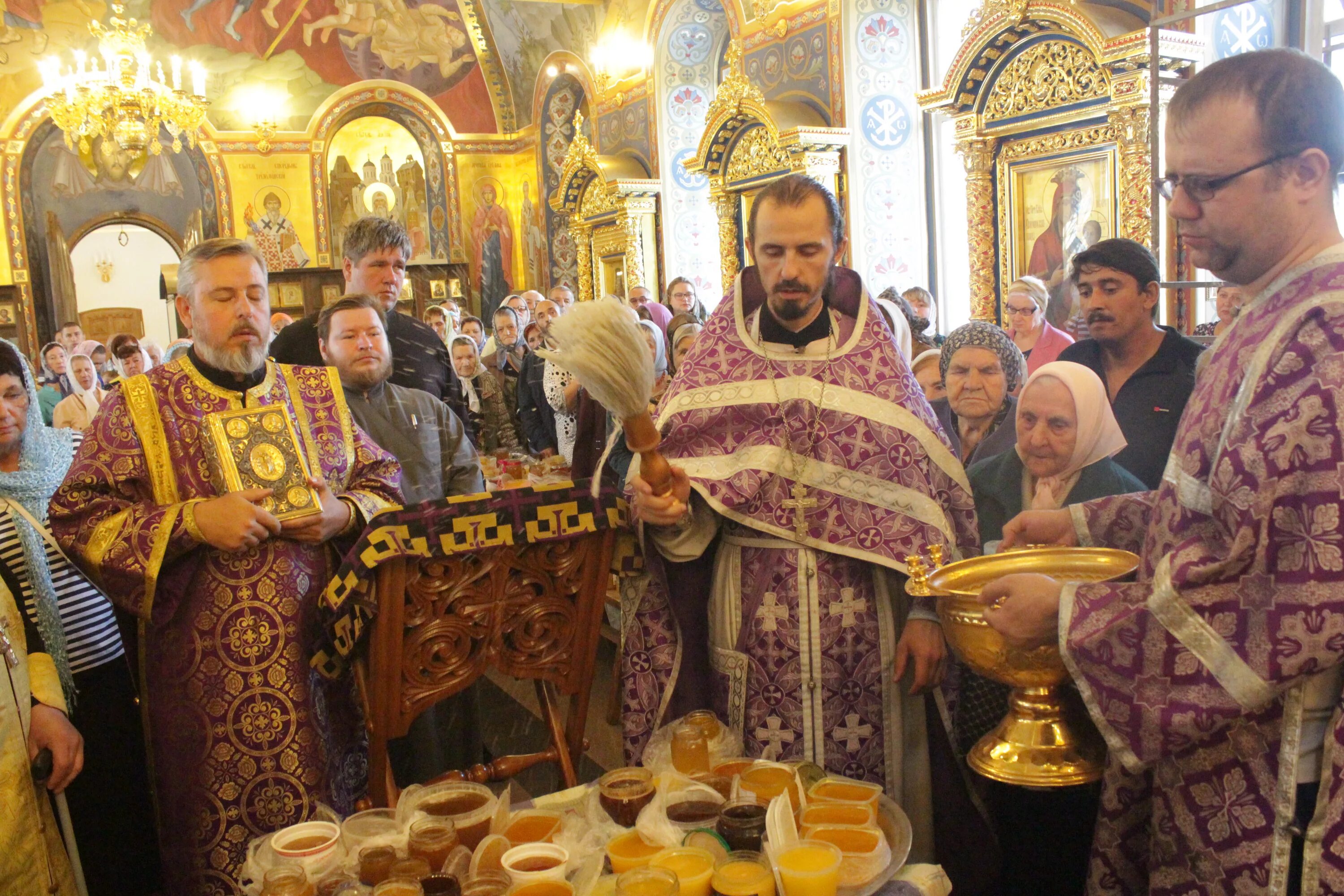 маковей праздник. медовый спас. медовый спас в храме. освящение меда в церкви. медовый спас.