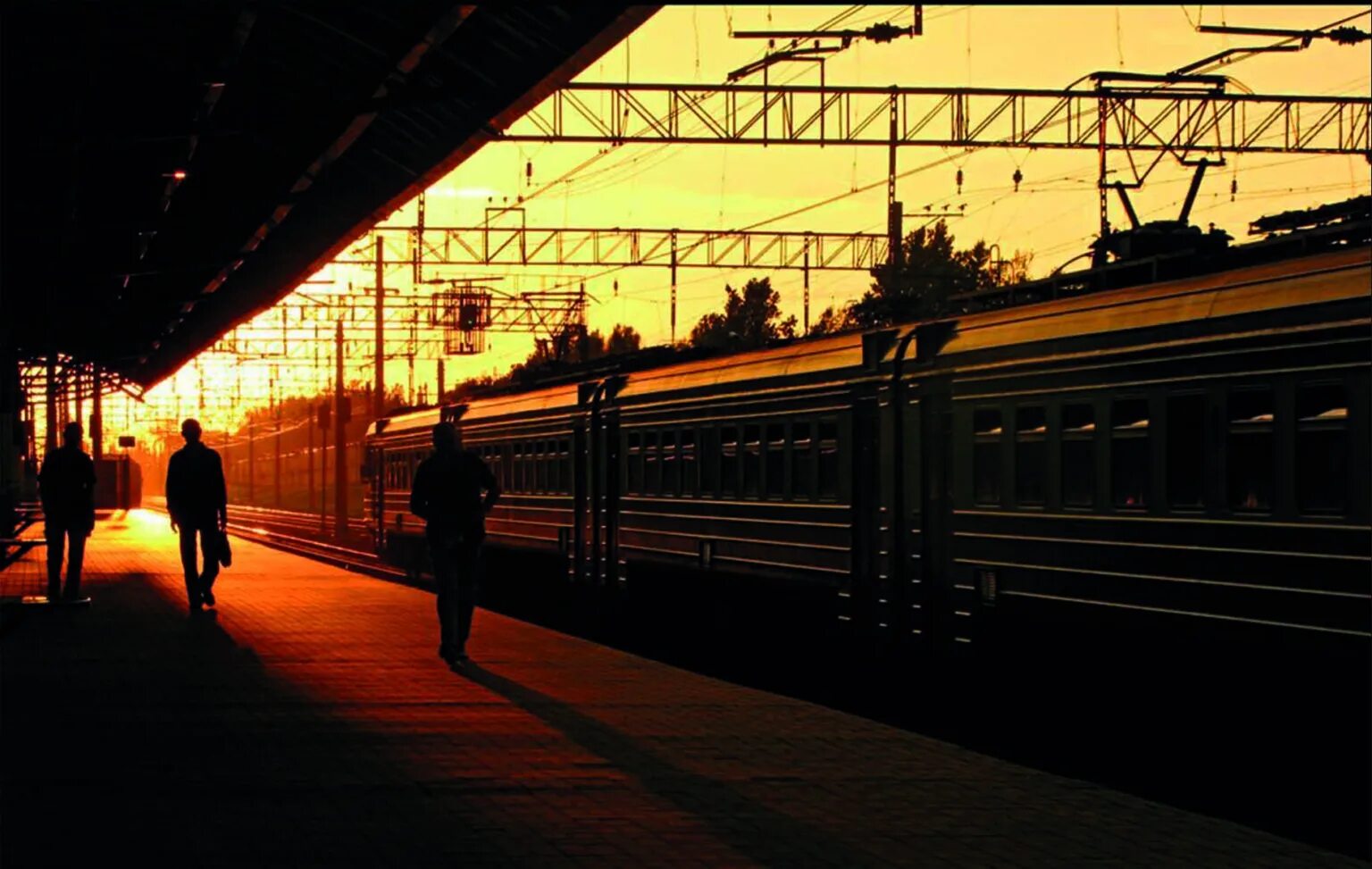 уезжать пустой. люди на перроне. поезд ушел. уезжать пустой. поезд одиночество.