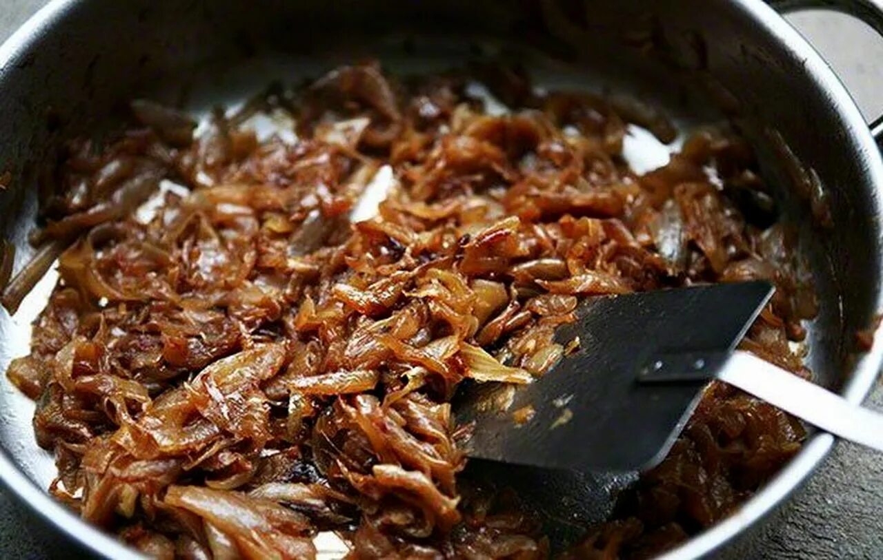 Как карамелизировать лук. Карамелизированная луковица. Как карамелизировать лук. Лук жареный. Карамелизировать репчатый лук.