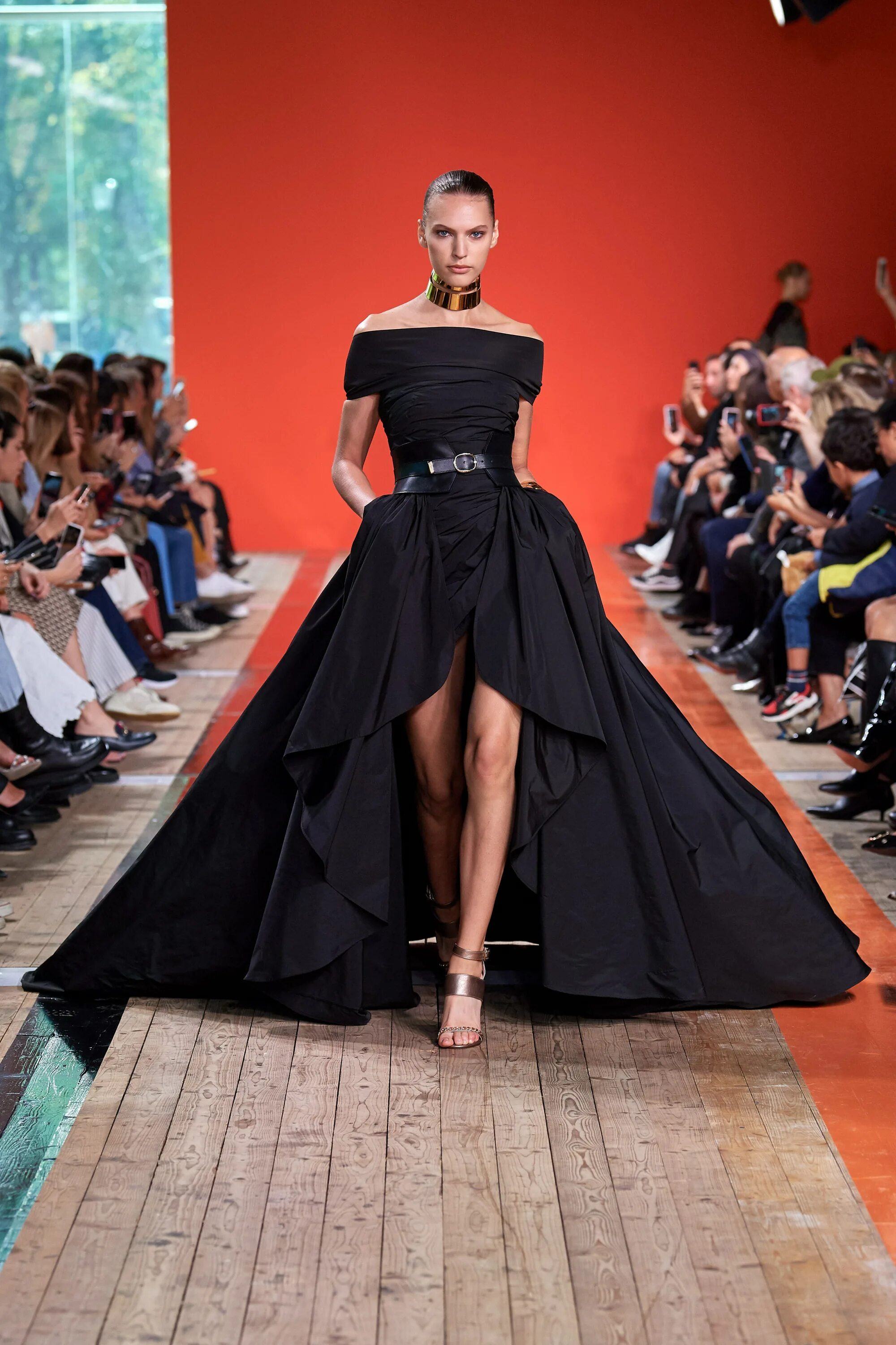 Модные тенденции вечерние платья. Платья от кутюр elie saab. Модные тенденции вечерние платья. Вечерние платья 2021 вог. Модные тенденции вечерние платья.