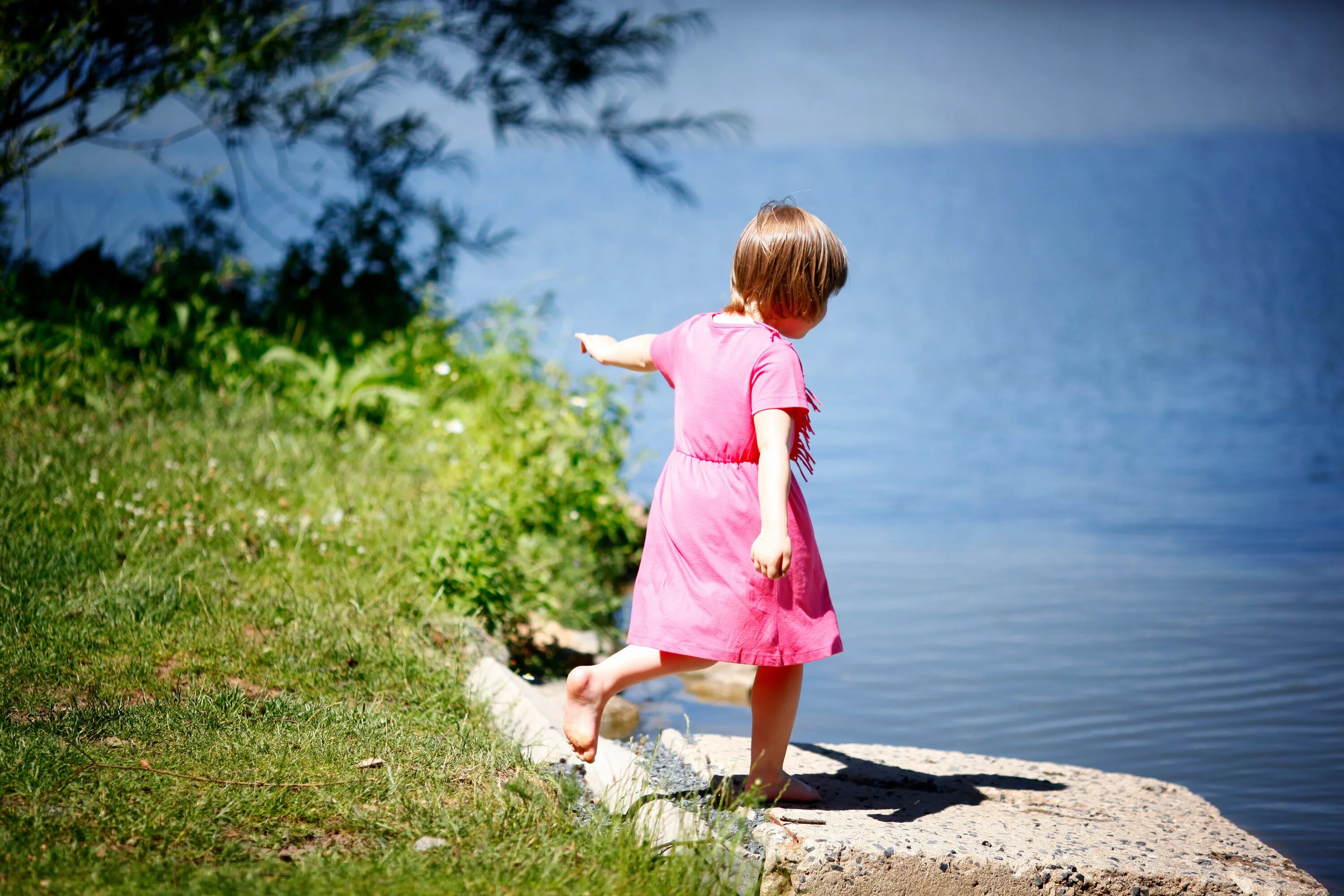 Дети воды. Дети у воды фото. Детские мечты. Детская фотосессия у воды. Girl walking on