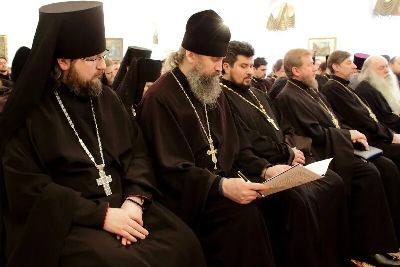 Митрополит феодор волгоградский. Митрополит феодор волгоградский и камышинский слово митрополита. Телефон патриархии смоленск. Тронный зал смоленской епархии. Смоленская епархия службы.