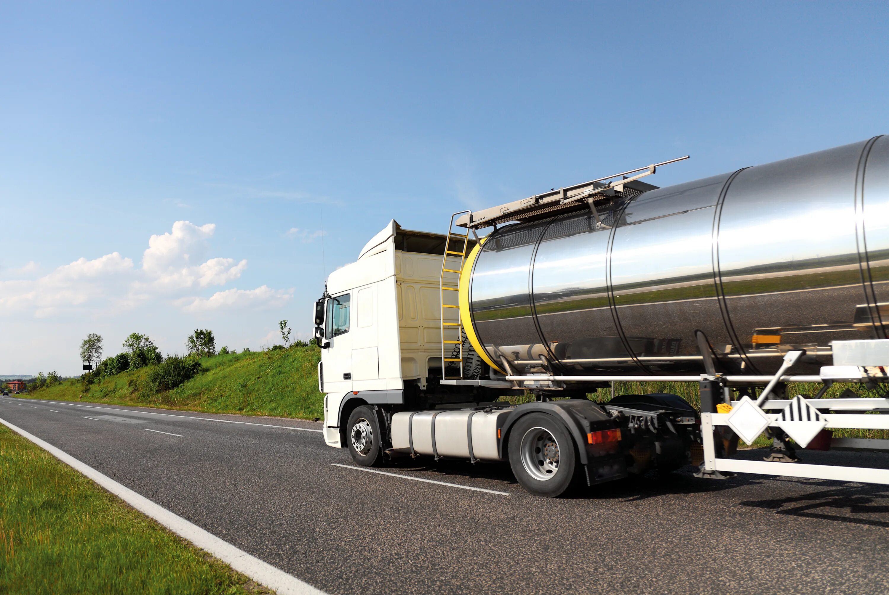 Fuel Tanker Truck. Тягач с цистерной. Фура бензовоз. Автомобиль "цистерна". Гсм на транспорт