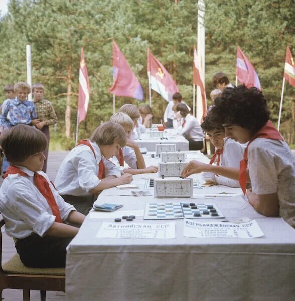 Игра пионер россия. Пионерский лагерь СССР 1970е. Зарница пионеры СССР. Пионерские игры. Игра про Пионерский лагерь.