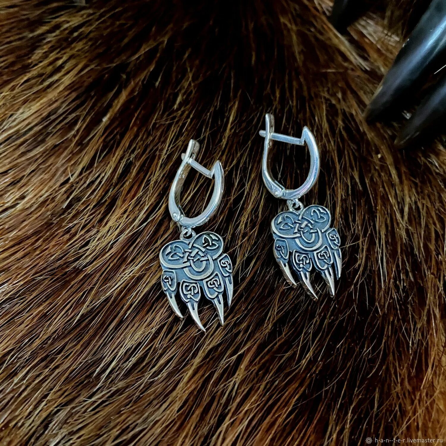 Печать велеса лапа медведя. Волчья лапа значение. Талисман волчья лапа велес. Оберег велеса медвежья лапа. Велес медвежья лапа татуировки.