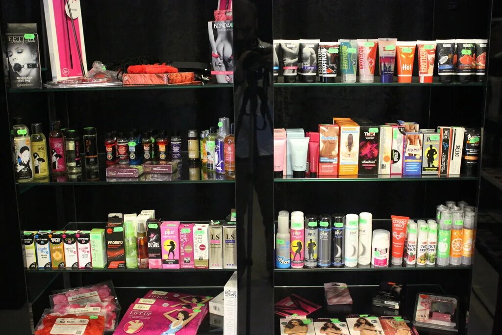 склад косметики. название парфюмерного магазина. торговый цт арбат хасавюрт. склад косметики. оптовый склад косметики и парфюмерии.