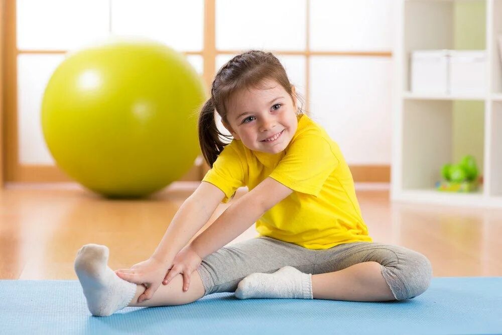 5 упражнений для детей. Детский фитнес. Оздоровительная гимнастика для детей. Дети на физкультуре. ЛФК для детей.